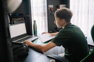 Read more about the article How to Stay Motivated While Studying Online – Expert Guide